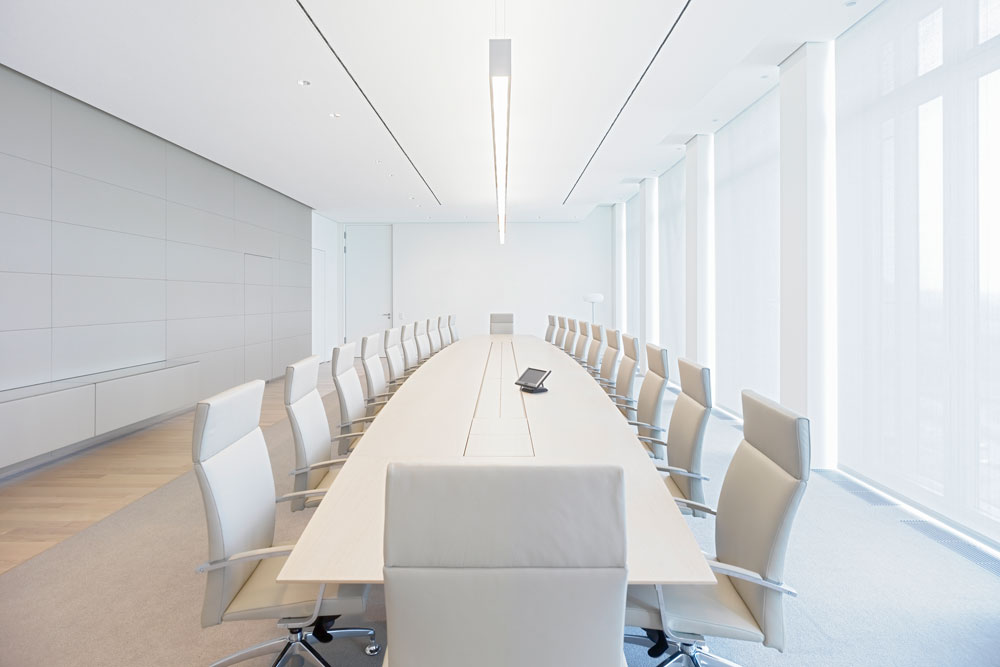 Vitt och ljust konferensrum