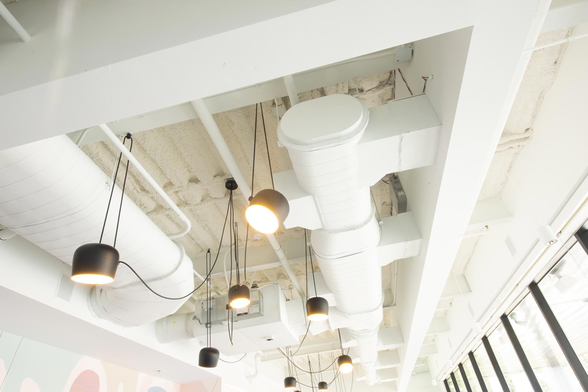 Lampor som hänger från ett tak