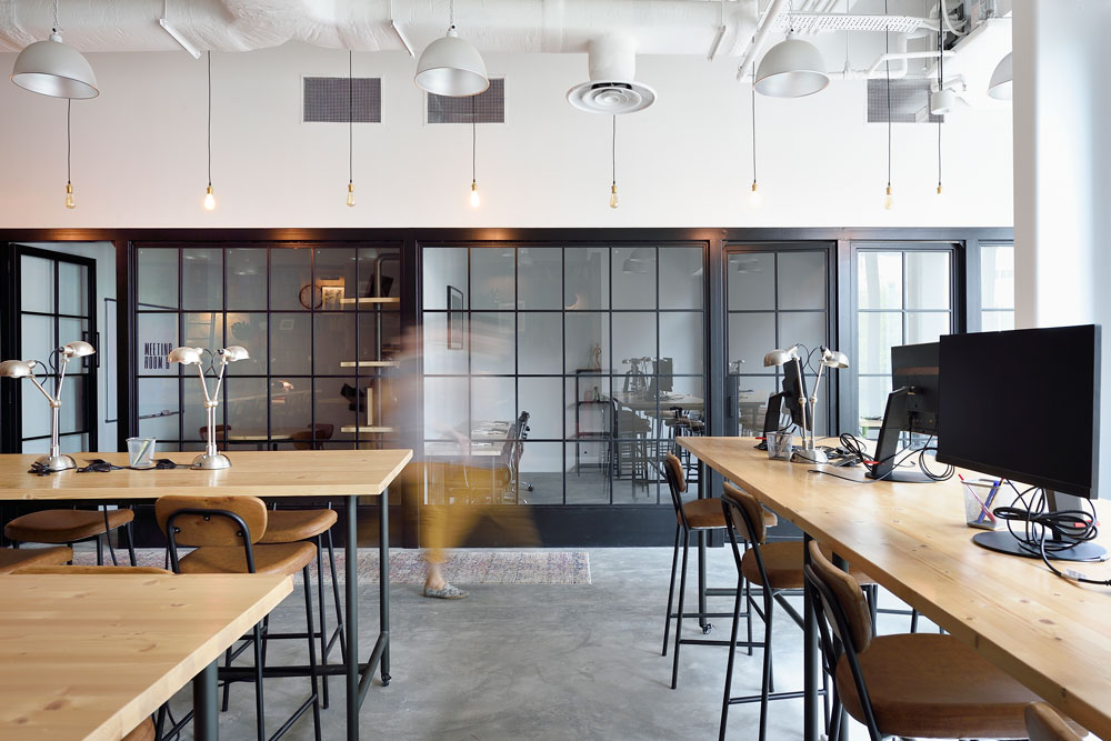 Modernt kontor med lampor i taket