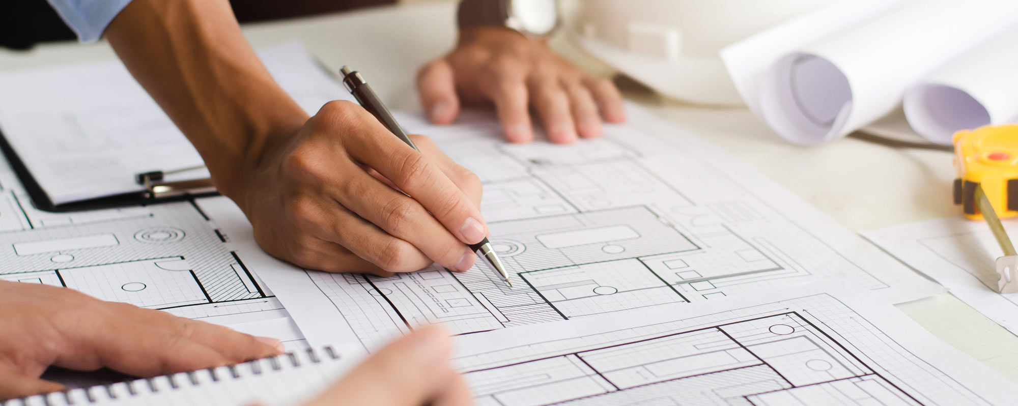 Personer kollar på en planritning